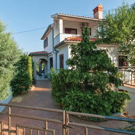 Holiday home Lovely In Pula With Kitchen *