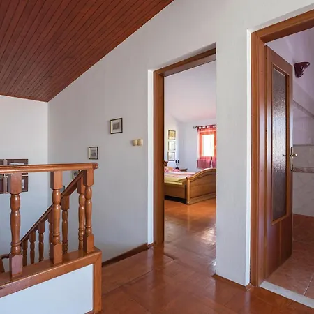 Holiday home Lovely In Pula With Kitchen