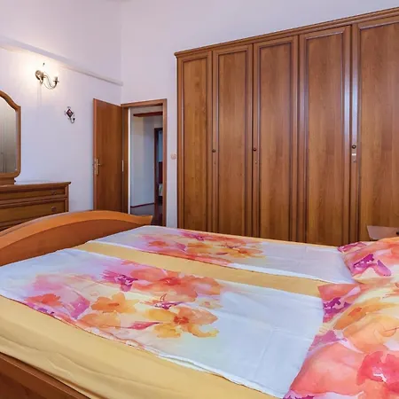 Lovely In Pula With Kitchen Holiday home