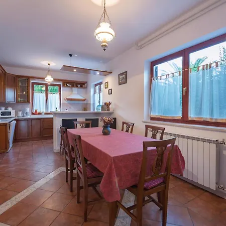 Holiday home Lovely In Pula With Kitchen