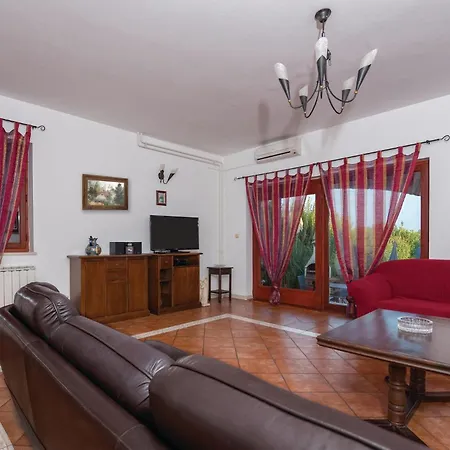 Lovely In Pula With Kitchen *