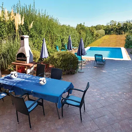 Holiday home Lovely In Pula With Kitchen