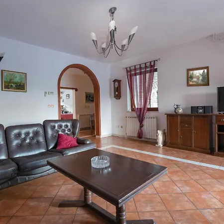 Holiday home Lovely In Pula With Kitchen