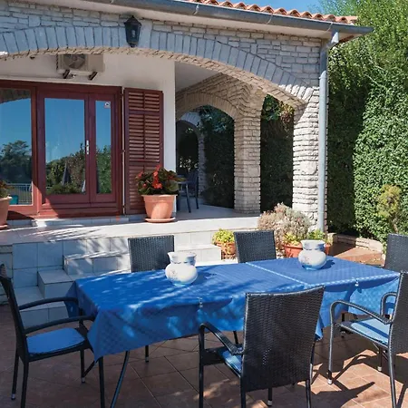Lovely In Pula With Kitchen Holiday home Premantura