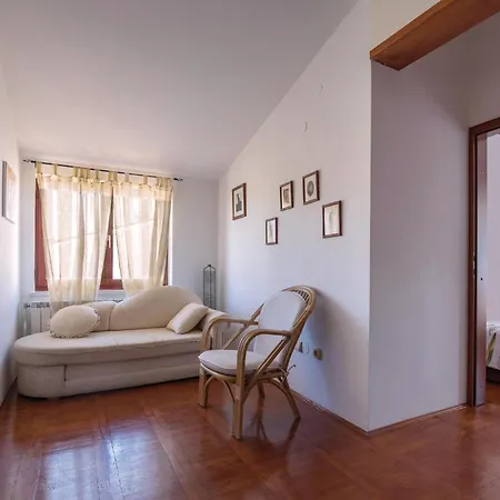 Lovely In Pula With Kitchen Holiday home *