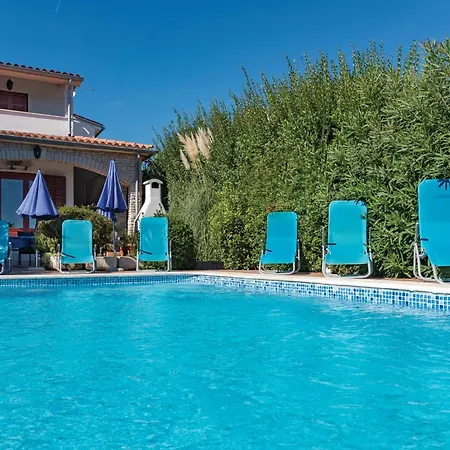 Lovely In Pula With Kitchen Holiday home