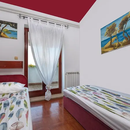 Lovely In Pula With Kitchen